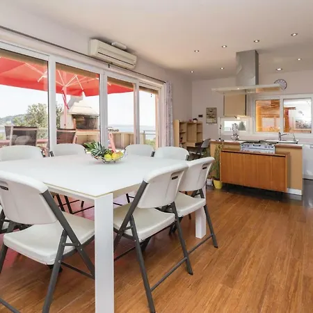 Three-bedroom Holiday In Preko