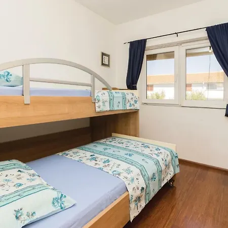 Vakantiehuis Three-bedroom Holiday In *
